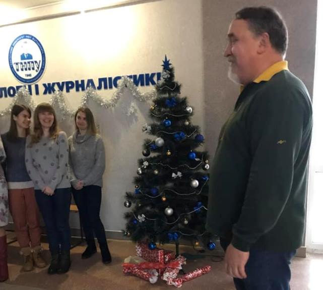 Брати Капранови долучилися до запалення святкової ялинки на факультеті філології  і журналістики